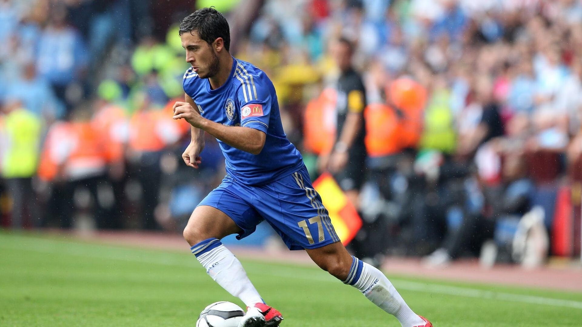 足球运动员利用社交平台宣传公益，为社会传递正能量，足球运动员信息